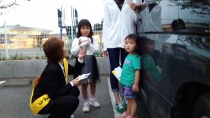 園児に車のこわさ、道路の危なさを話しする業者