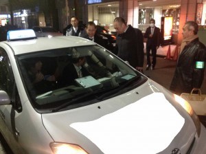 行灯の「代行」表示を大きくすることと、白色灯火を改善するよう指導 改善状況を立入検査時に行うと告知